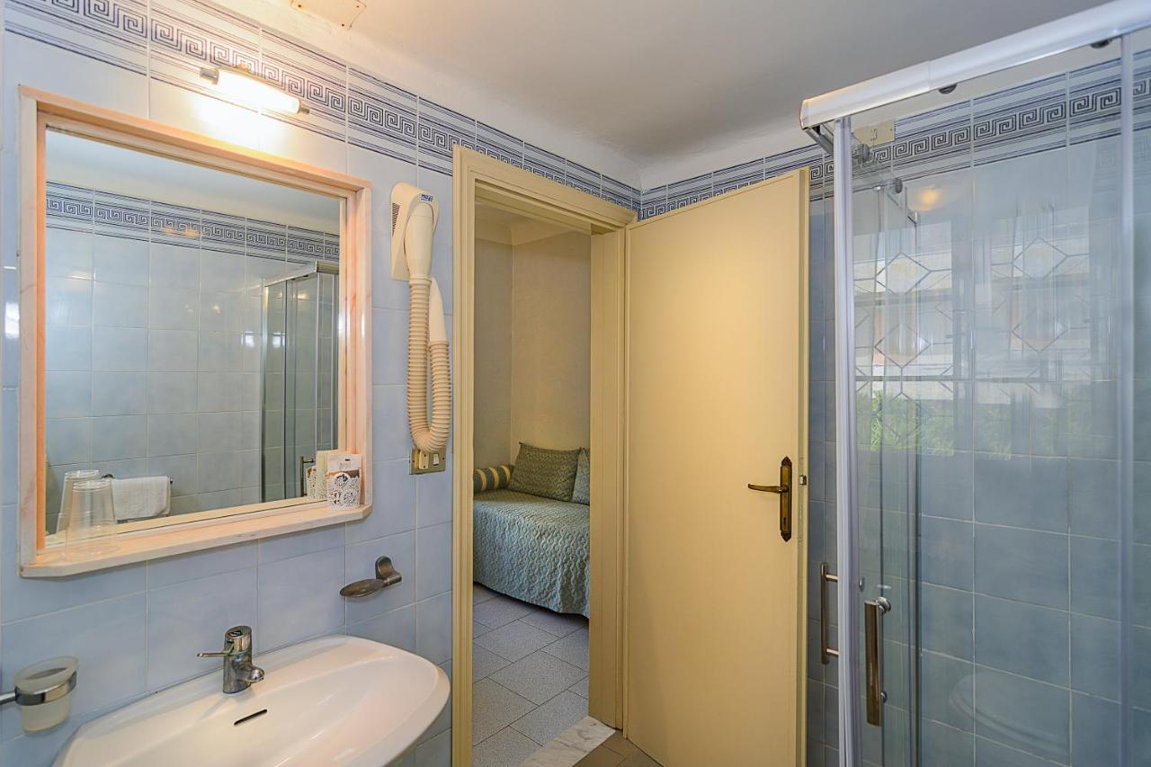Hotel Poseidon Марина-ді-П'єтразанта Екстер'єр фото