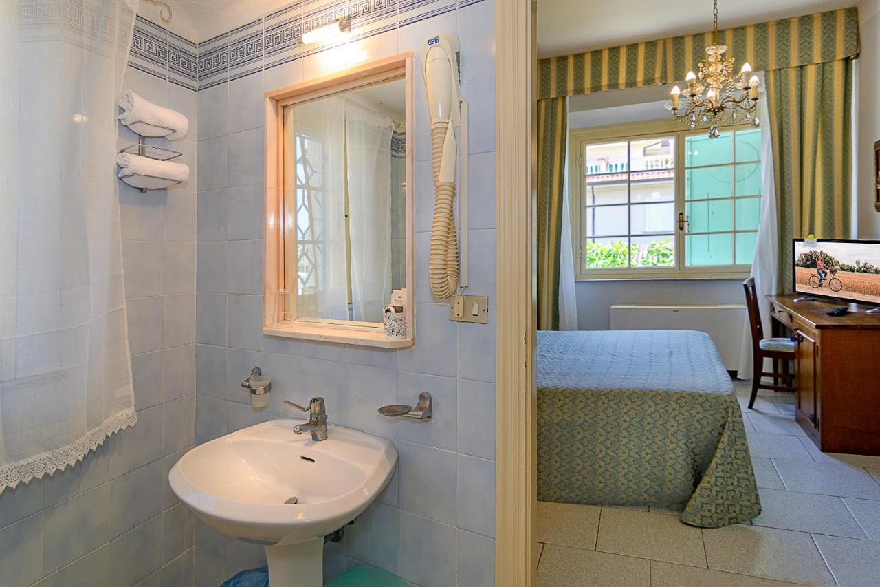 Hotel Poseidon Марина-ді-П'єтразанта Екстер'єр фото