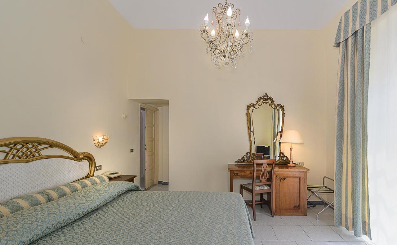 Hotel Poseidon Марина-ді-П'єтразанта Екстер'єр фото