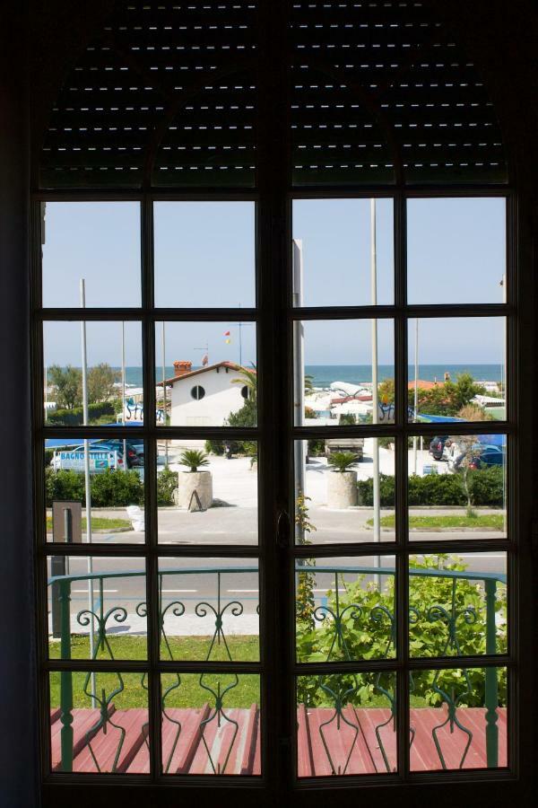 Hotel Poseidon Марина-ді-П'єтразанта Екстер'єр фото
